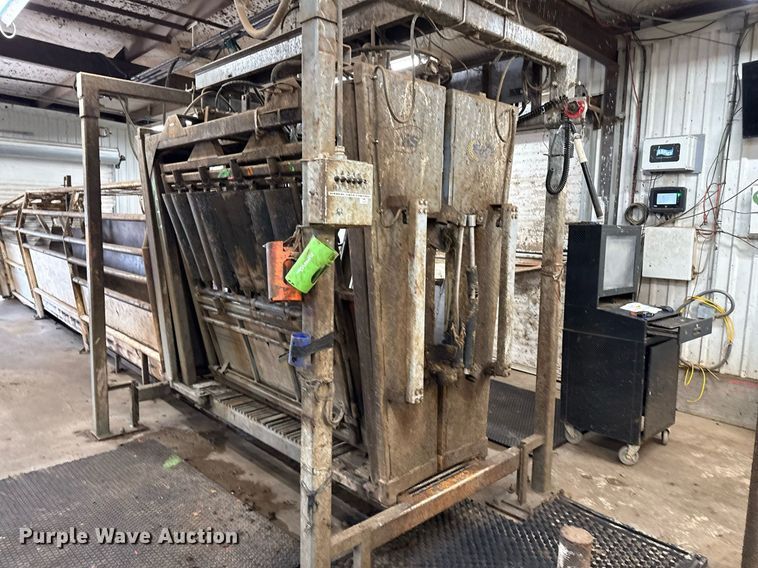 image for item EQ4923 Silencer livestock squeeze chute