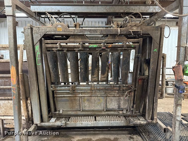 image for item EQ4923 Silencer livestock squeeze chute