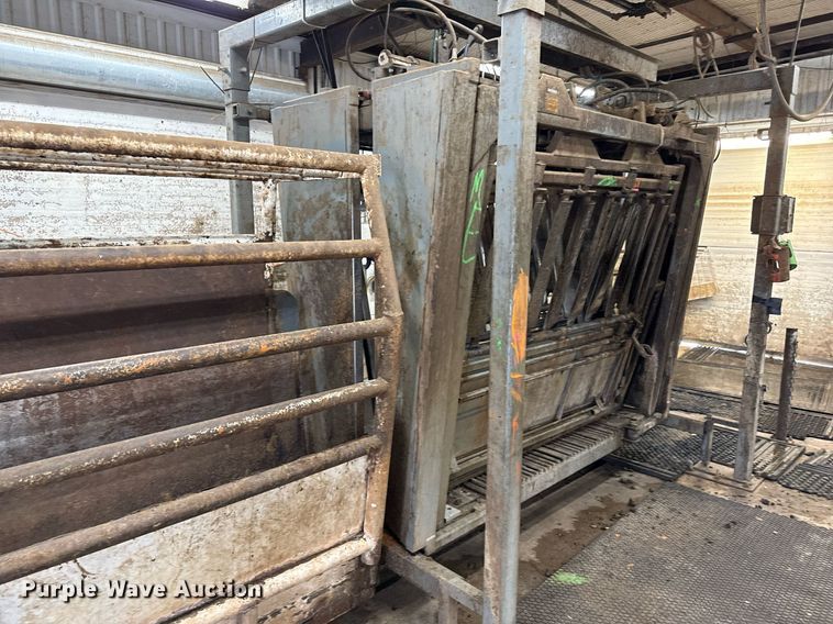 image for item EQ4923 Silencer livestock squeeze chute