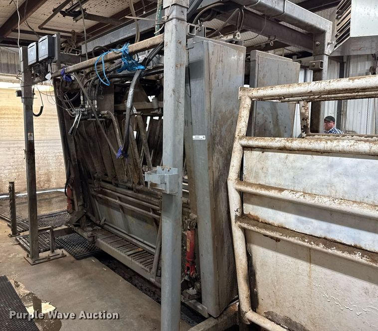 image for item EQ4923 Silencer livestock squeeze chute