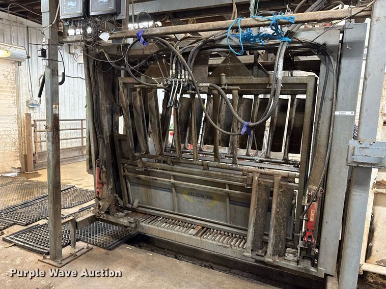 image for item EQ4923 Silencer livestock squeeze chute
