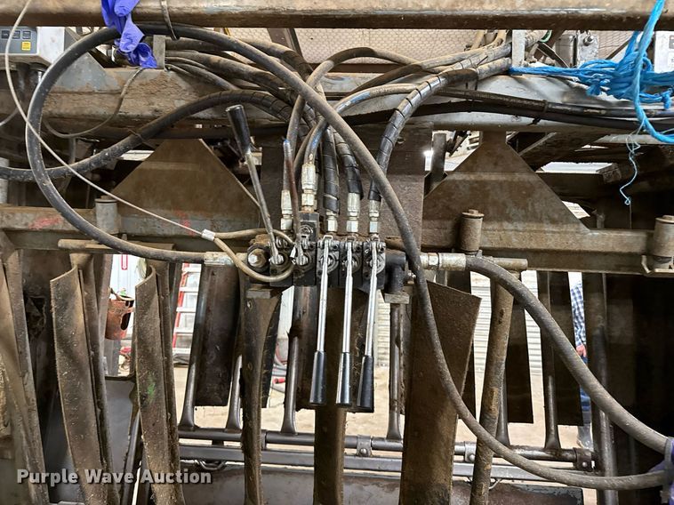 image for item EQ4923 Silencer livestock squeeze chute