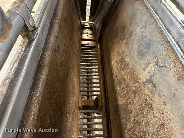 image for item EQ4923 Silencer livestock squeeze chute