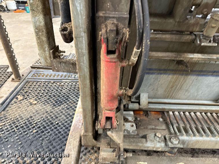 image for item EQ4923 Silencer livestock squeeze chute