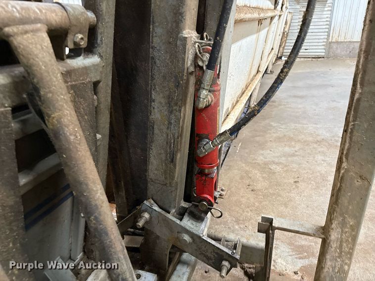 image for item EQ4923 Silencer livestock squeeze chute