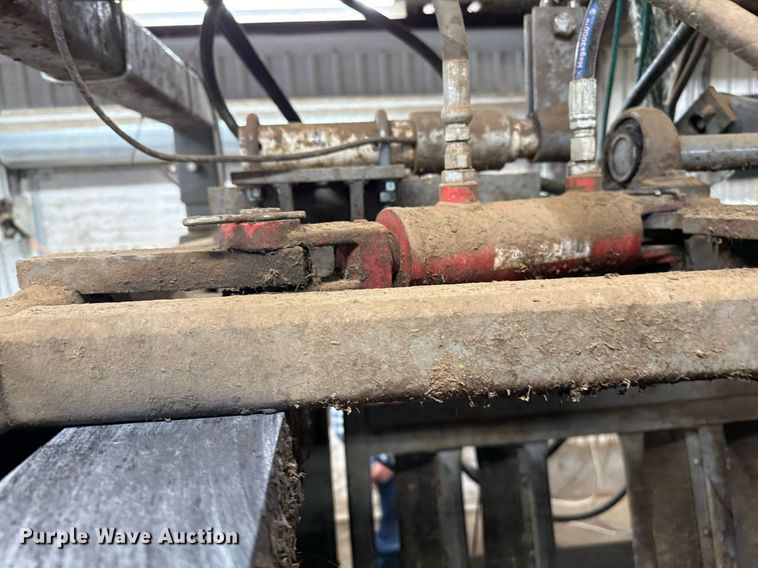 image for item EQ4923 Silencer livestock squeeze chute