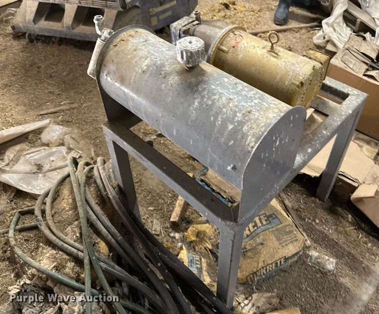 image for item EQ4923 Silencer livestock squeeze chute