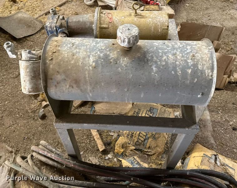 image for item EQ4923 Silencer livestock squeeze chute