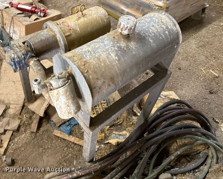 image for item EQ4923 Silencer livestock squeeze chute