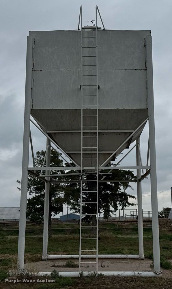 image for item EQ4939 Grain bin