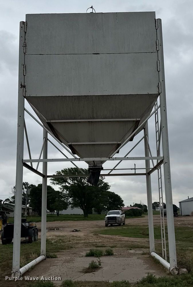 image for item EQ4939 Grain bin