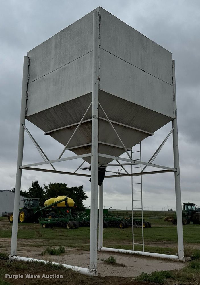 image for item EQ4939 Grain bin