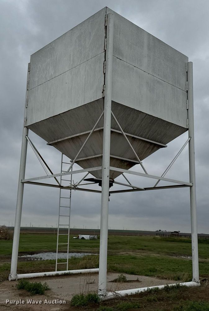 image for item EQ4939 Grain bin