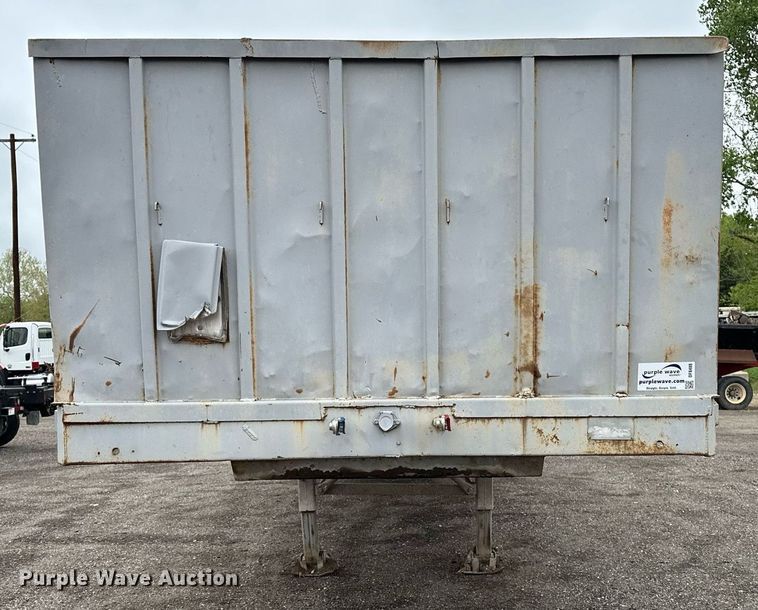 image for item DF8488 1982 Hobbs flatbed trailer