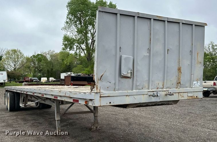 image for item DF8488 1982 Hobbs flatbed trailer
