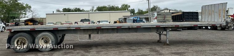 image for item DF8488 1982 Hobbs flatbed trailer