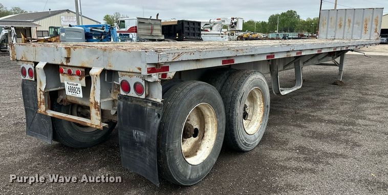 image for item DF8488 1982 Hobbs flatbed trailer