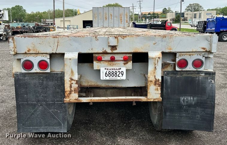 image for item DF8488 1982 Hobbs flatbed trailer