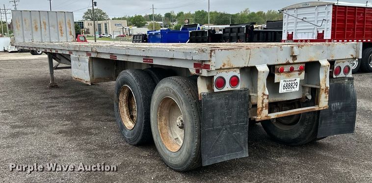 image for item DF8488 1982 Hobbs flatbed trailer