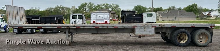 image for item DF8488 1982 Hobbs flatbed trailer