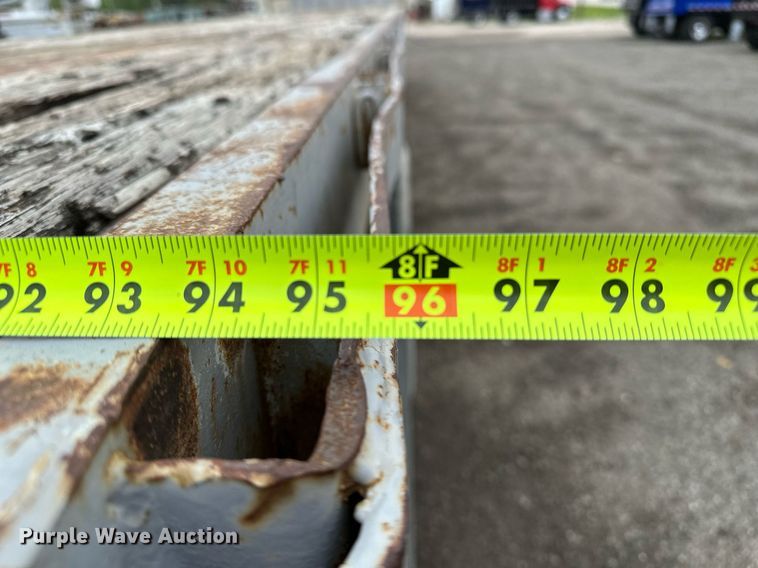 image for item DF8488 1982 Hobbs flatbed trailer