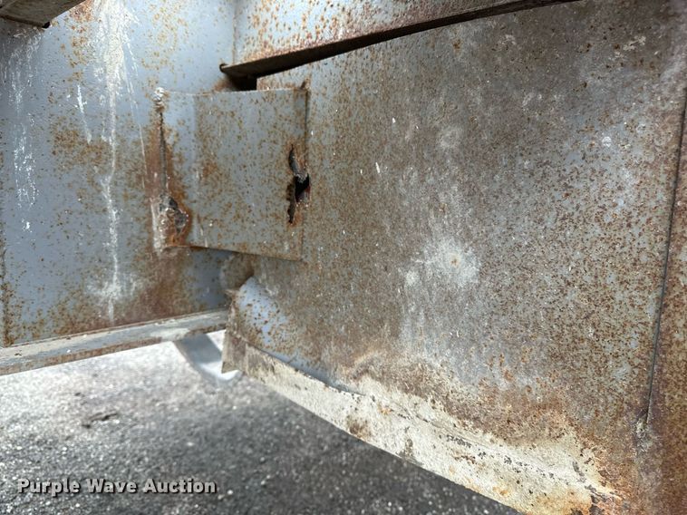 image for item DF8488 1982 Hobbs flatbed trailer