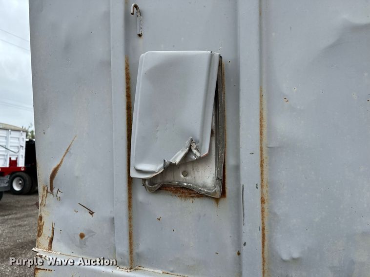 image for item DF8488 1982 Hobbs flatbed trailer