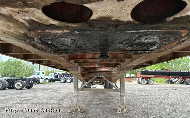 image for item DF8488 1982 Hobbs flatbed trailer