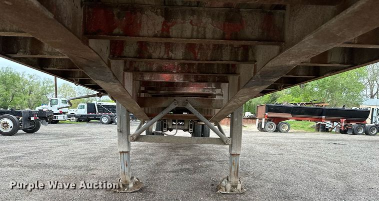 image for item DF8488 1982 Hobbs flatbed trailer