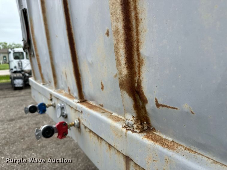 image for item DF8488 1982 Hobbs flatbed trailer