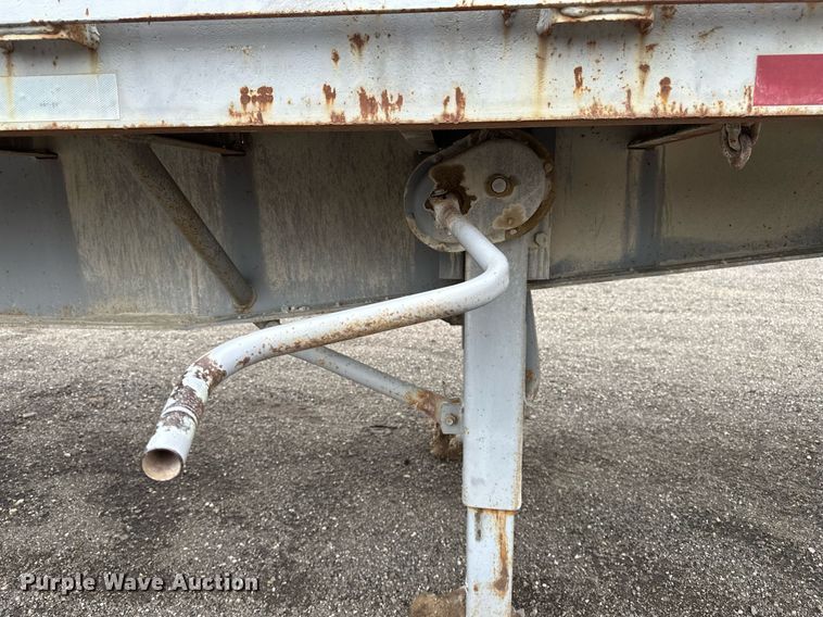 image for item DF8488 1982 Hobbs flatbed trailer