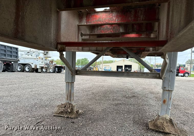 image for item DF8488 1982 Hobbs flatbed trailer