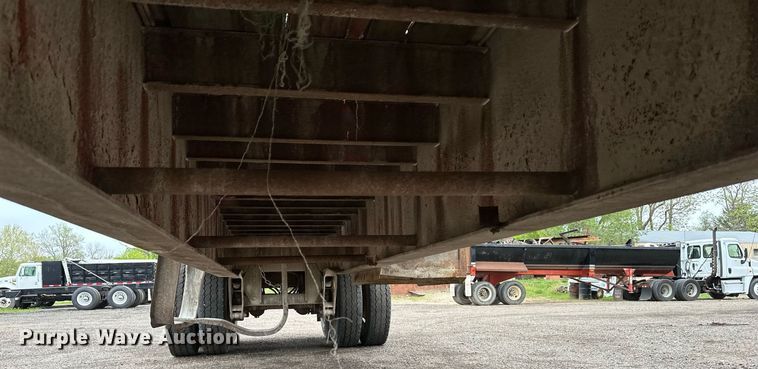 image for item DF8488 1982 Hobbs flatbed trailer