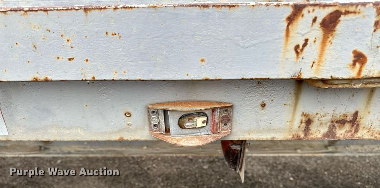 image for item DF8488 1982 Hobbs flatbed trailer