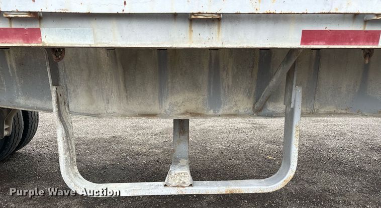 image for item DF8488 1982 Hobbs flatbed trailer
