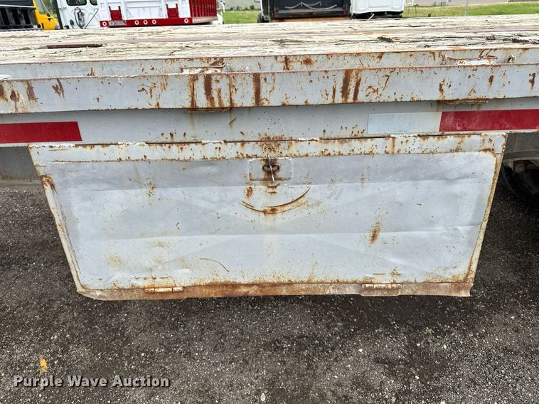 image for item DF8488 1982 Hobbs flatbed trailer
