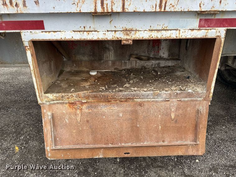 image for item DF8488 1982 Hobbs flatbed trailer