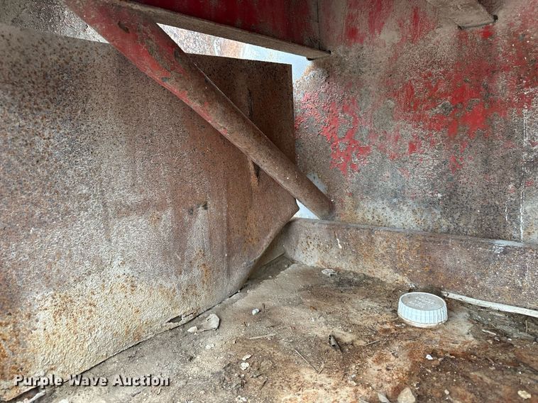 image for item DF8488 1982 Hobbs flatbed trailer