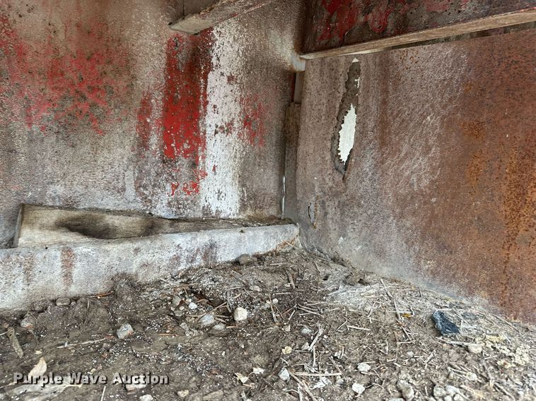 image for item DF8488 1982 Hobbs flatbed trailer