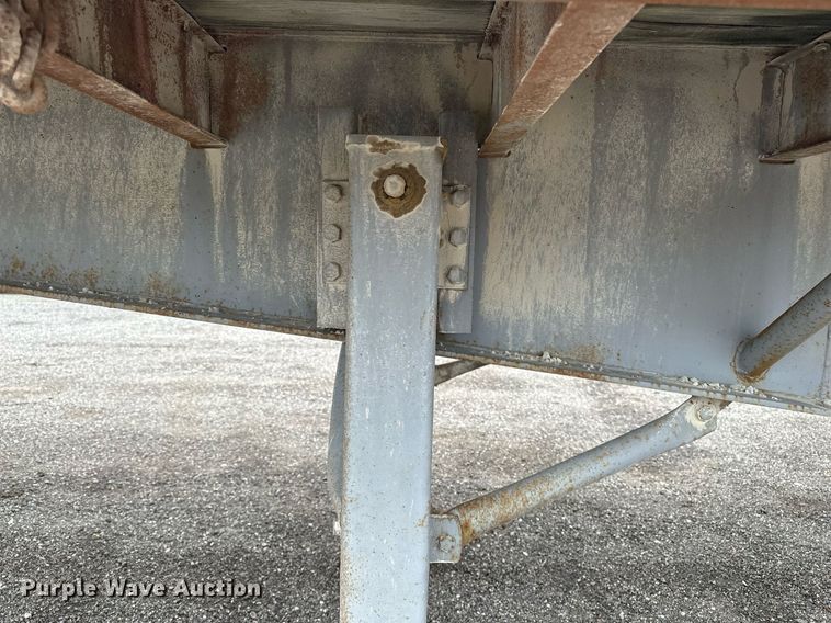 image for item DF8488 1982 Hobbs flatbed trailer