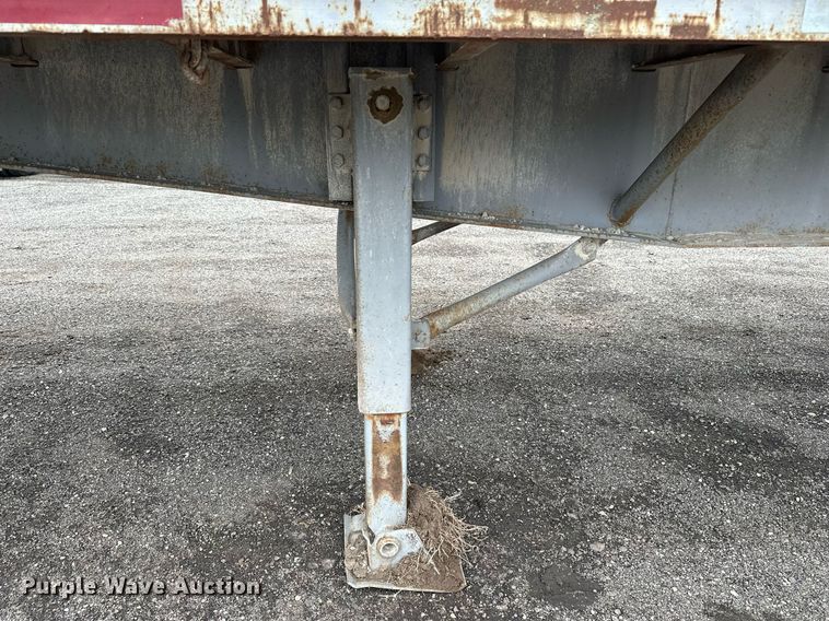 image for item DF8488 1982 Hobbs flatbed trailer