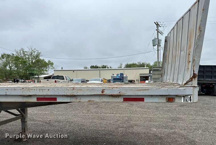 image for item DF8488 1982 Hobbs flatbed trailer