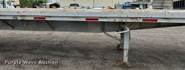 image for item DF8488 1982 Hobbs flatbed trailer