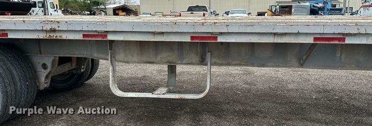 image for item DF8488 1982 Hobbs flatbed trailer