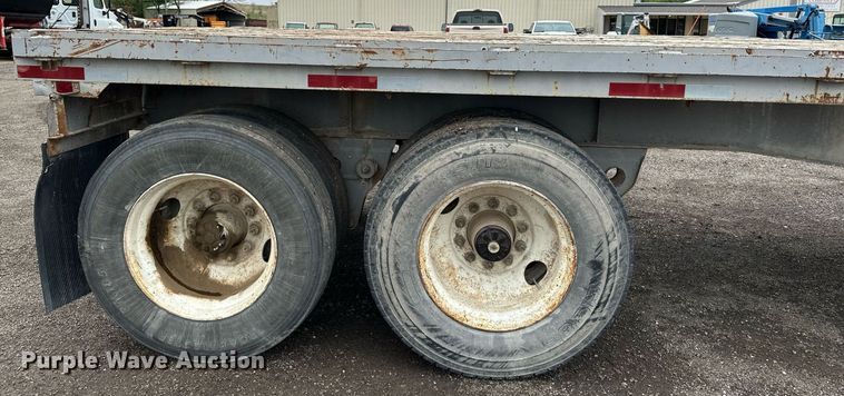 image for item DF8488 1982 Hobbs flatbed trailer