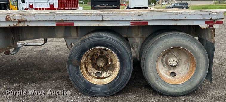 image for item DF8488 1982 Hobbs flatbed trailer