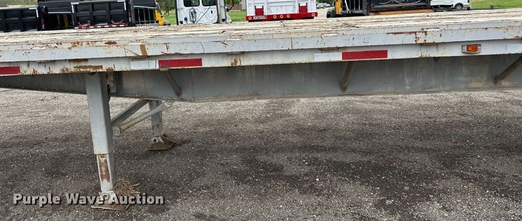 image for item DF8488 1982 Hobbs flatbed trailer