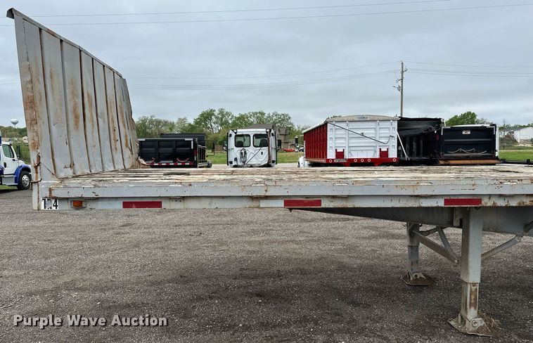 image for item DF8488 1982 Hobbs flatbed trailer