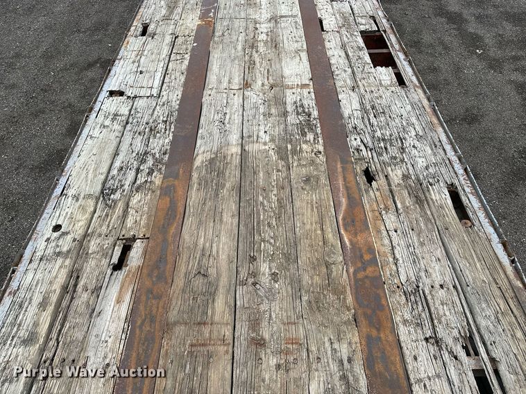 image for item DF8488 1982 Hobbs flatbed trailer