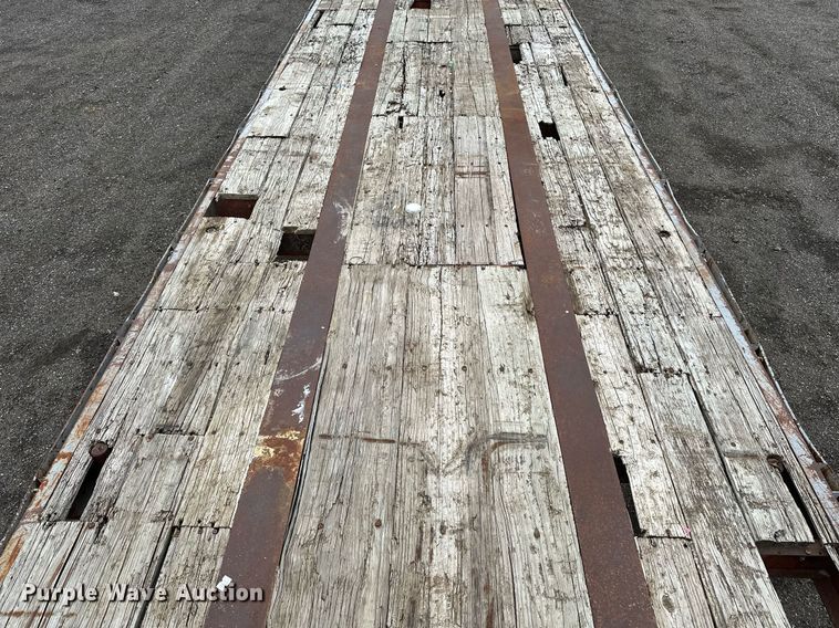 image for item DF8488 1982 Hobbs flatbed trailer